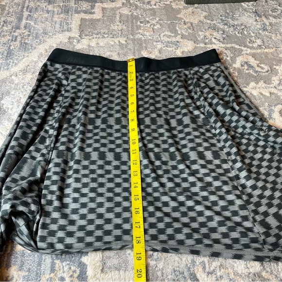 Nike Women's Checkered Capris in Black and Gray - Picture 5 of 7